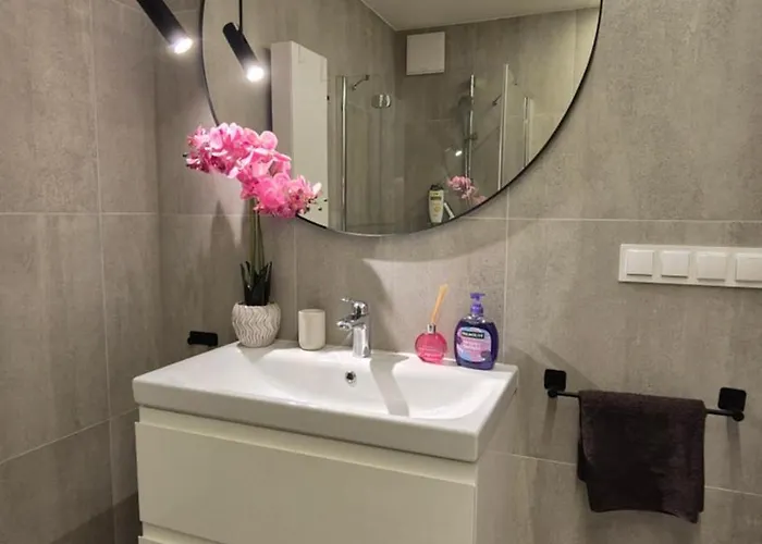 Towarowa 39 New York Apartment, Free Parking, Air-conditioning, Self Check-in 24h بوزنان