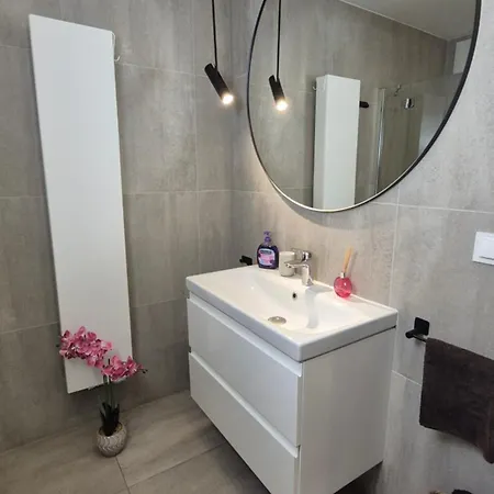 Towarowa 39 New York Apartment, Free Parking, Air-conditioning, Self Check-in 24h شقة *